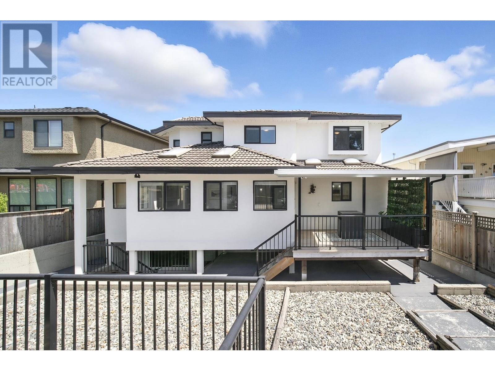 Photo 10 of 7563 1st Street, Burnaby BC