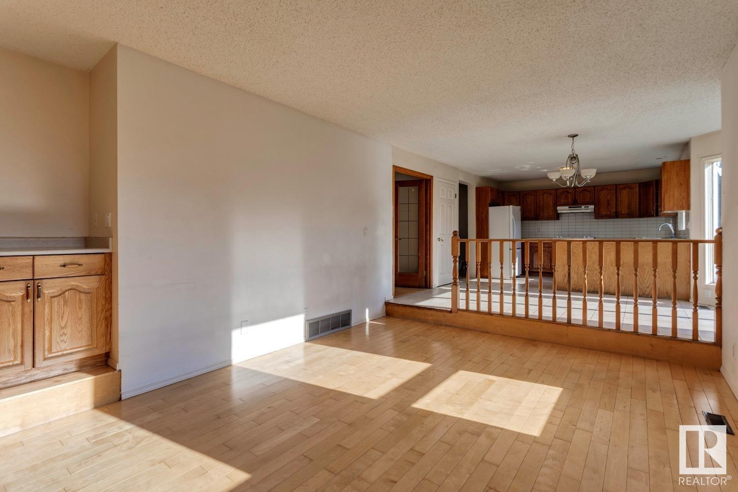 Photo 6 of 16117 108 St Nw Nw, Edmonton AB