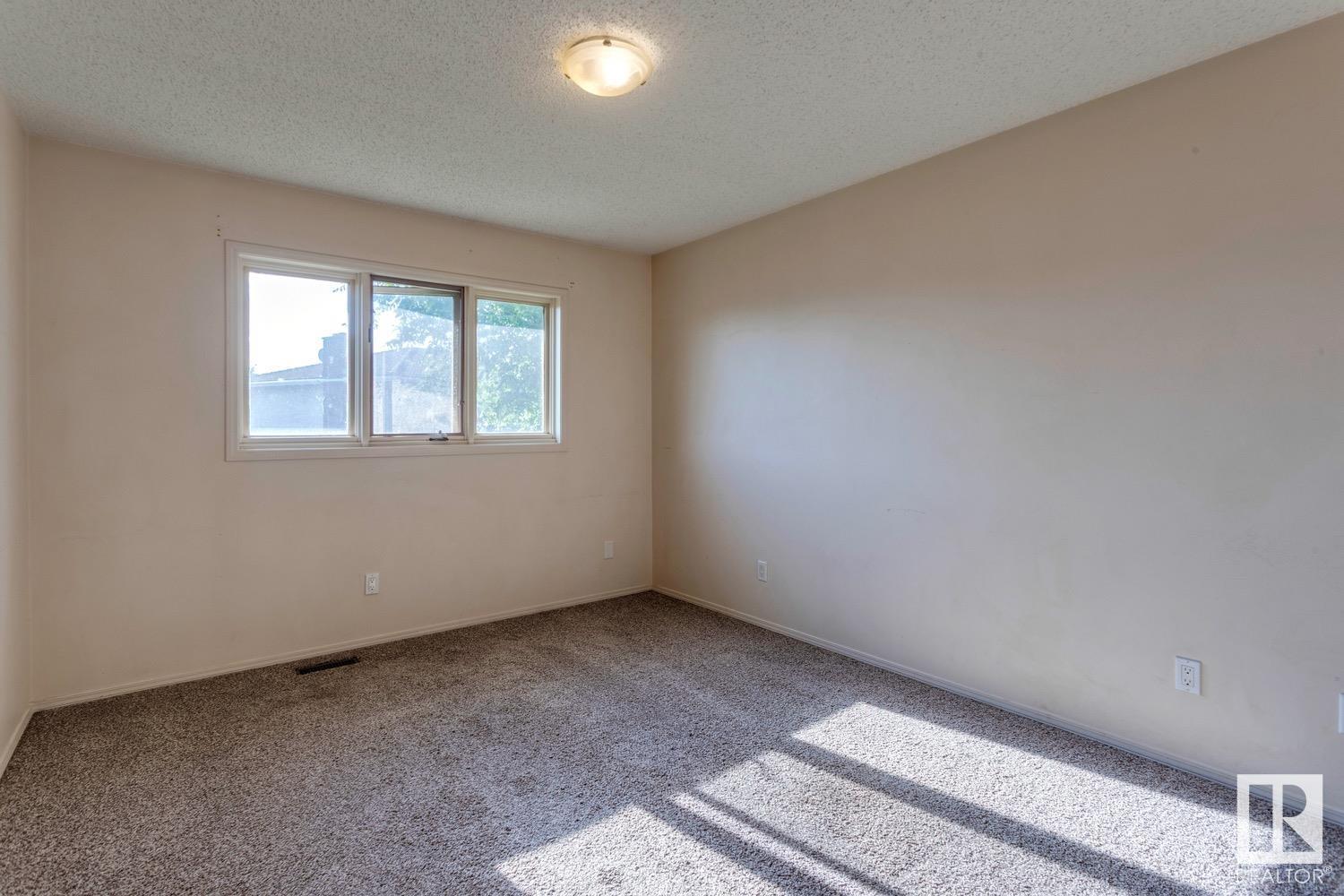 Photo 4 of 16117 108 St Nw Nw, Edmonton AB