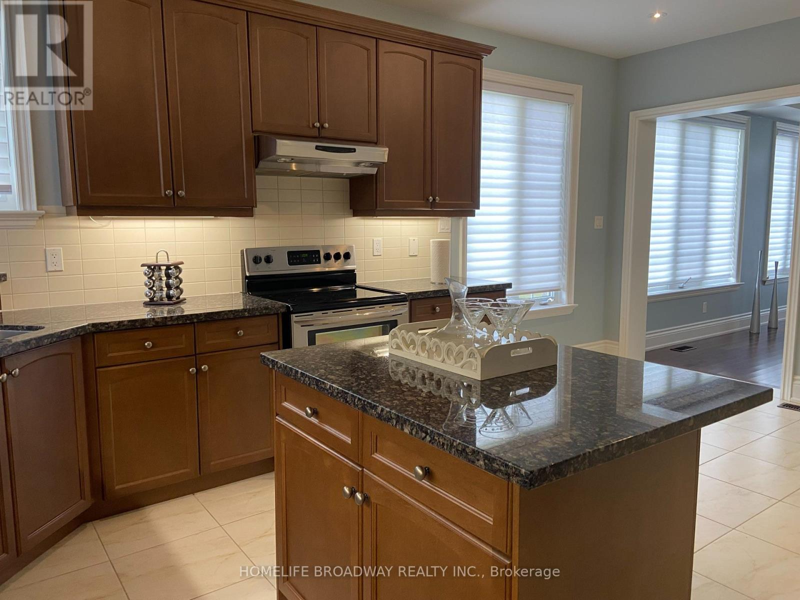 Photo 33 of 8 Wolford Court, Georgina ON