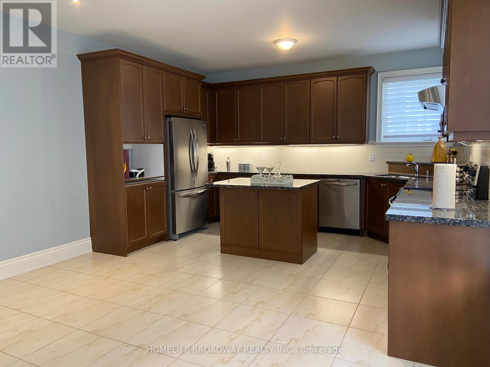 Photo 3 of 8 Wolford Court, Georgina ON