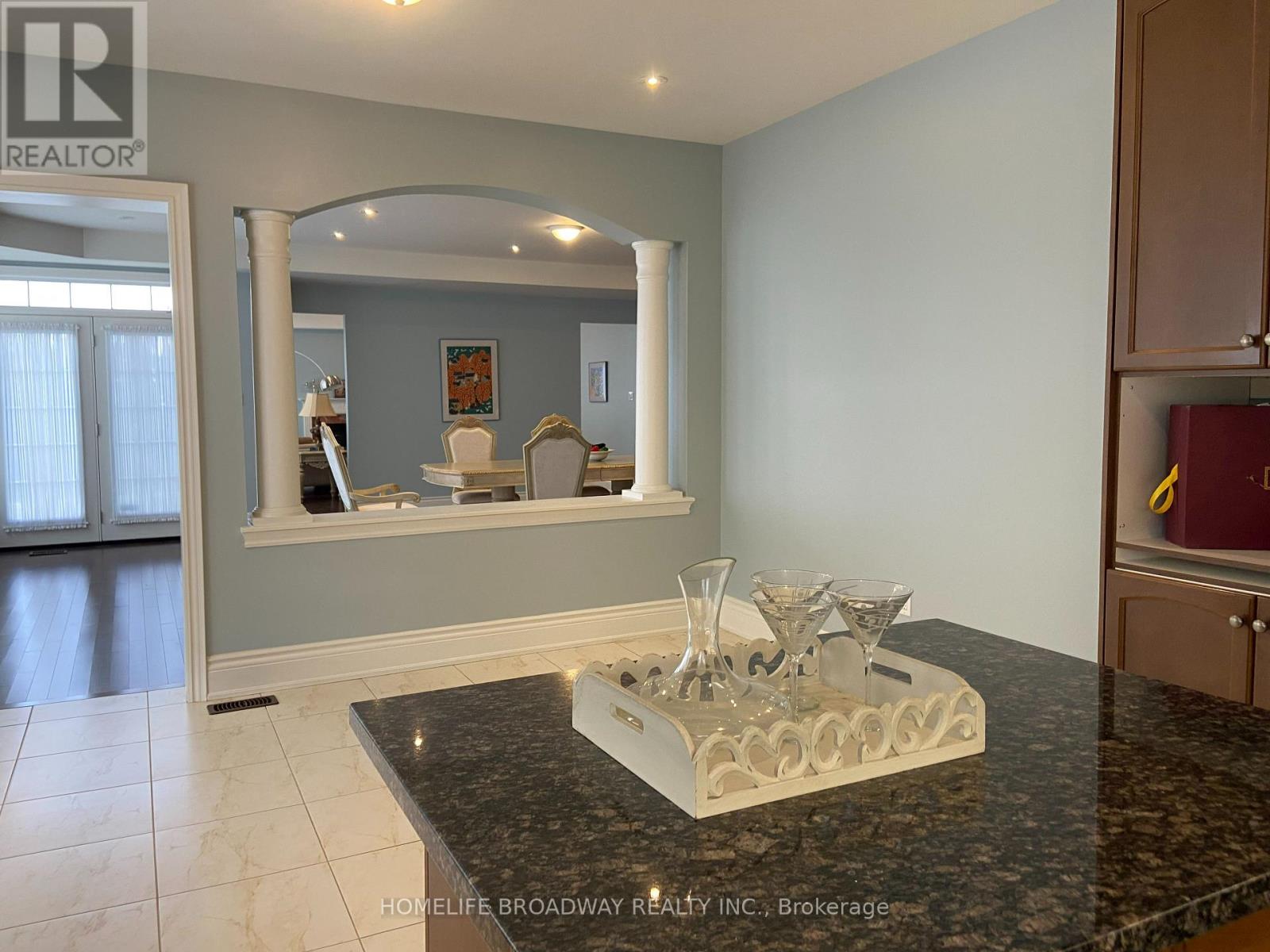 Photo 10 of 8 Wolford Court, Georgina ON