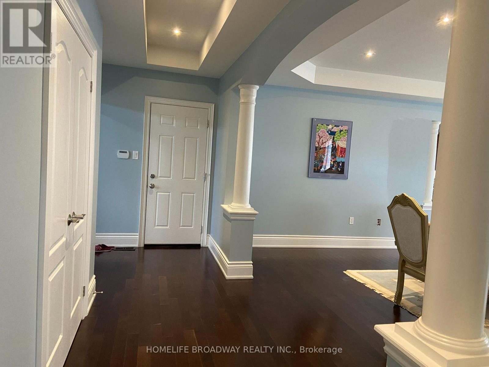 Photo 4 of 8 Wolford Court, Georgina ON