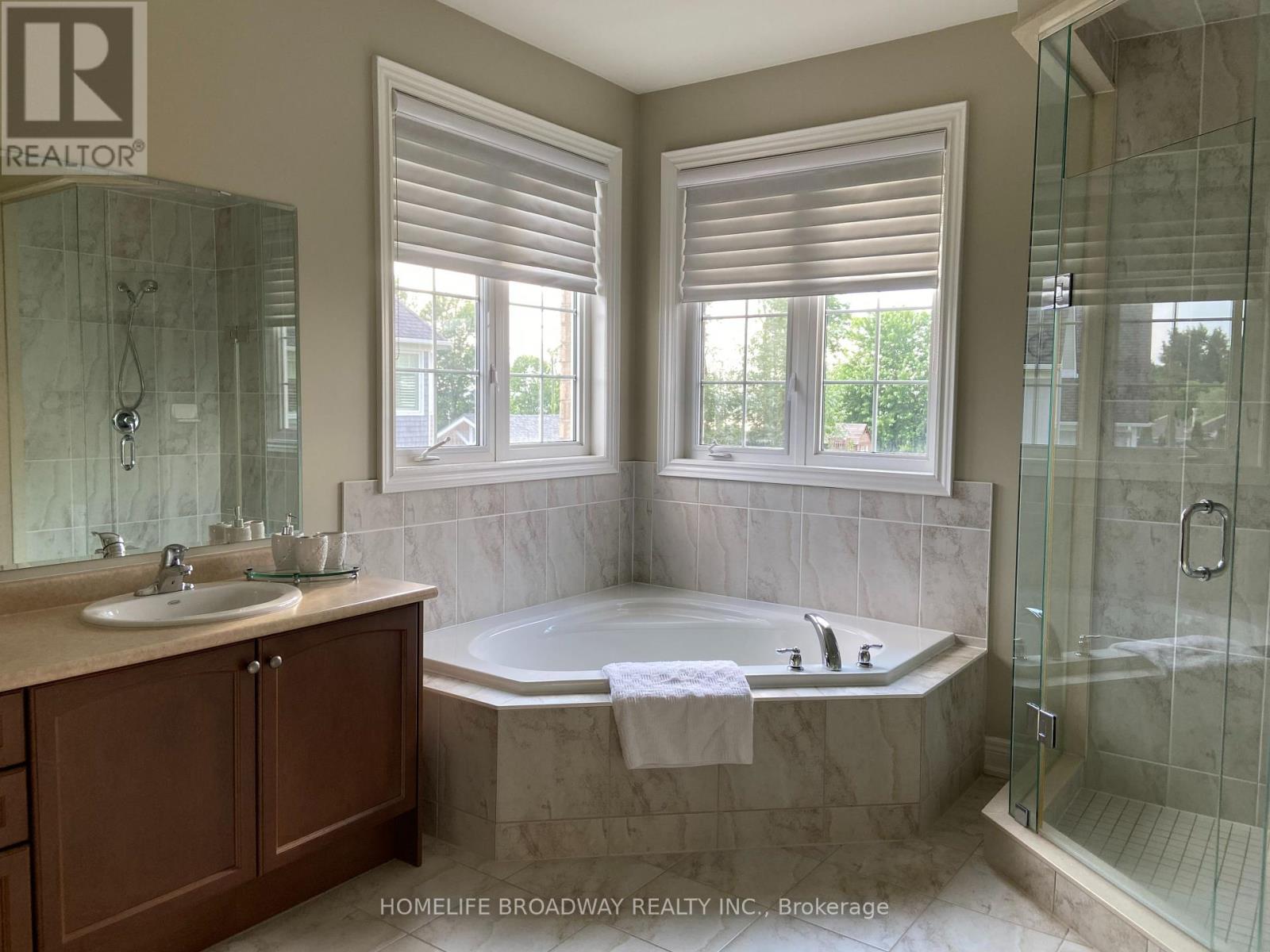 Photo 47 of 8 Wolford Court, Georgina ON