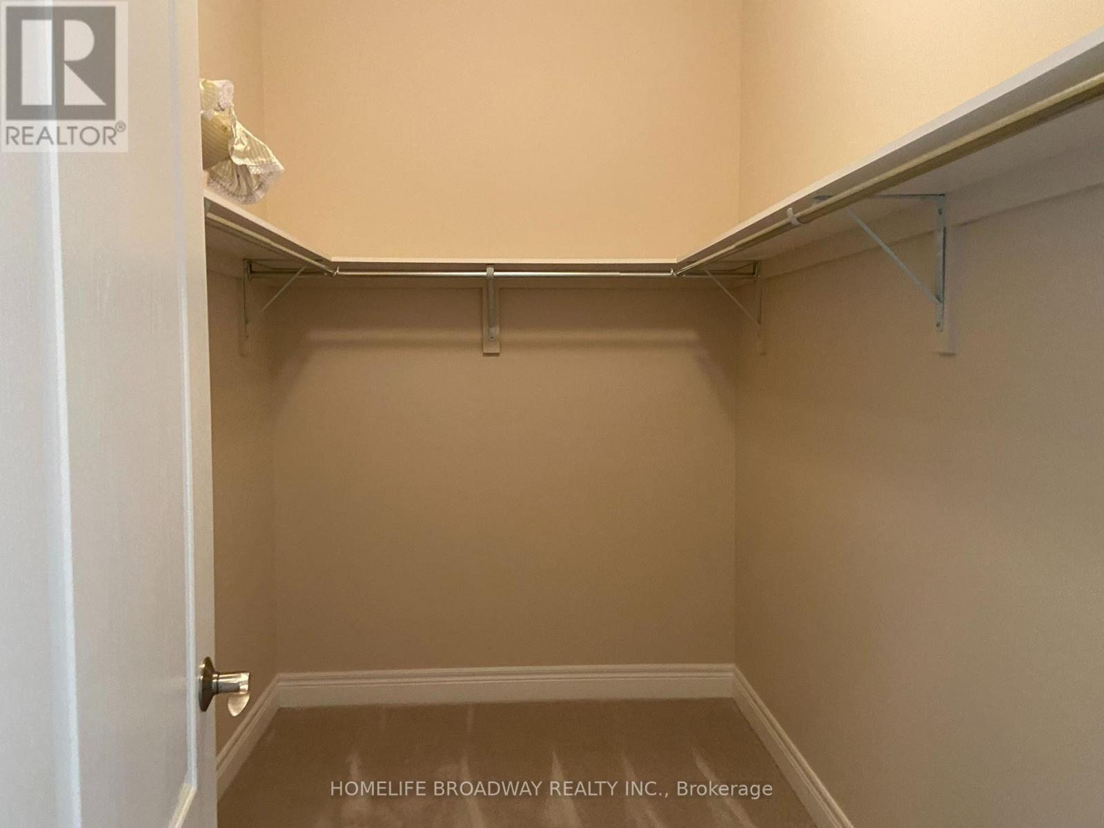 Photo 18 of 8 Wolford Court, Georgina ON
