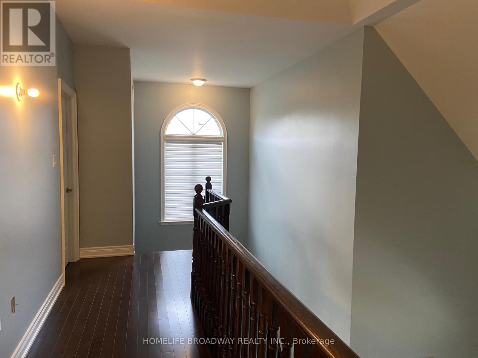 Photo 5 of 8 Wolford Court, Georgina ON