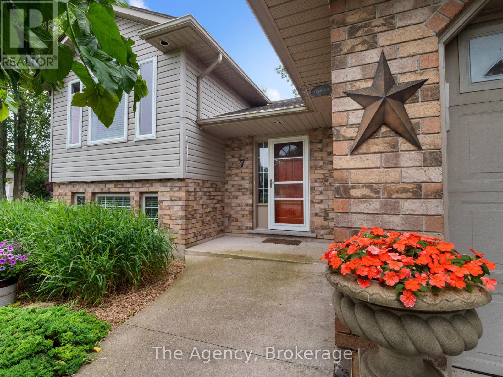 Photo 3 of 7 Rochelle Crescent, Fort Erie ON