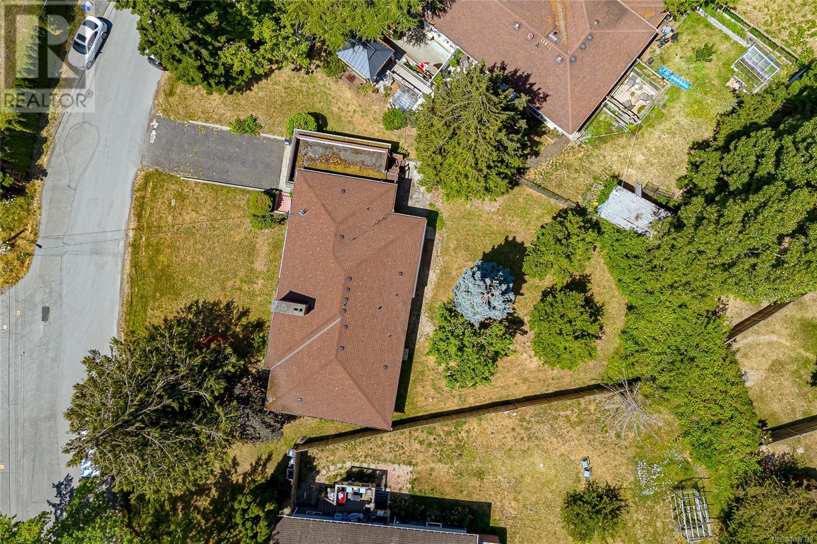 Photo 2 of 3665 Raymond St S, Saanich BC