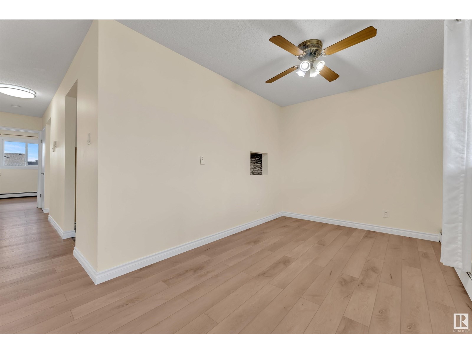 Photo 8 of 5 3855 76 St Nw, Edmonton AB