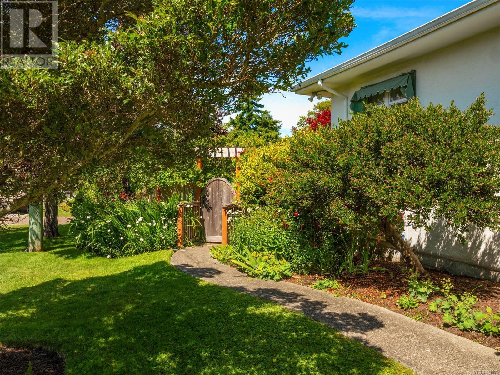 Photo 10 of 877 Island Rd, Oak Bay BC