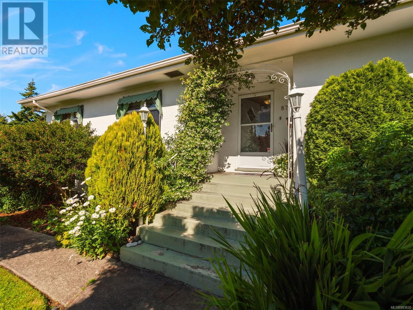 Photo 2 of 877 Island Rd, Oak Bay BC