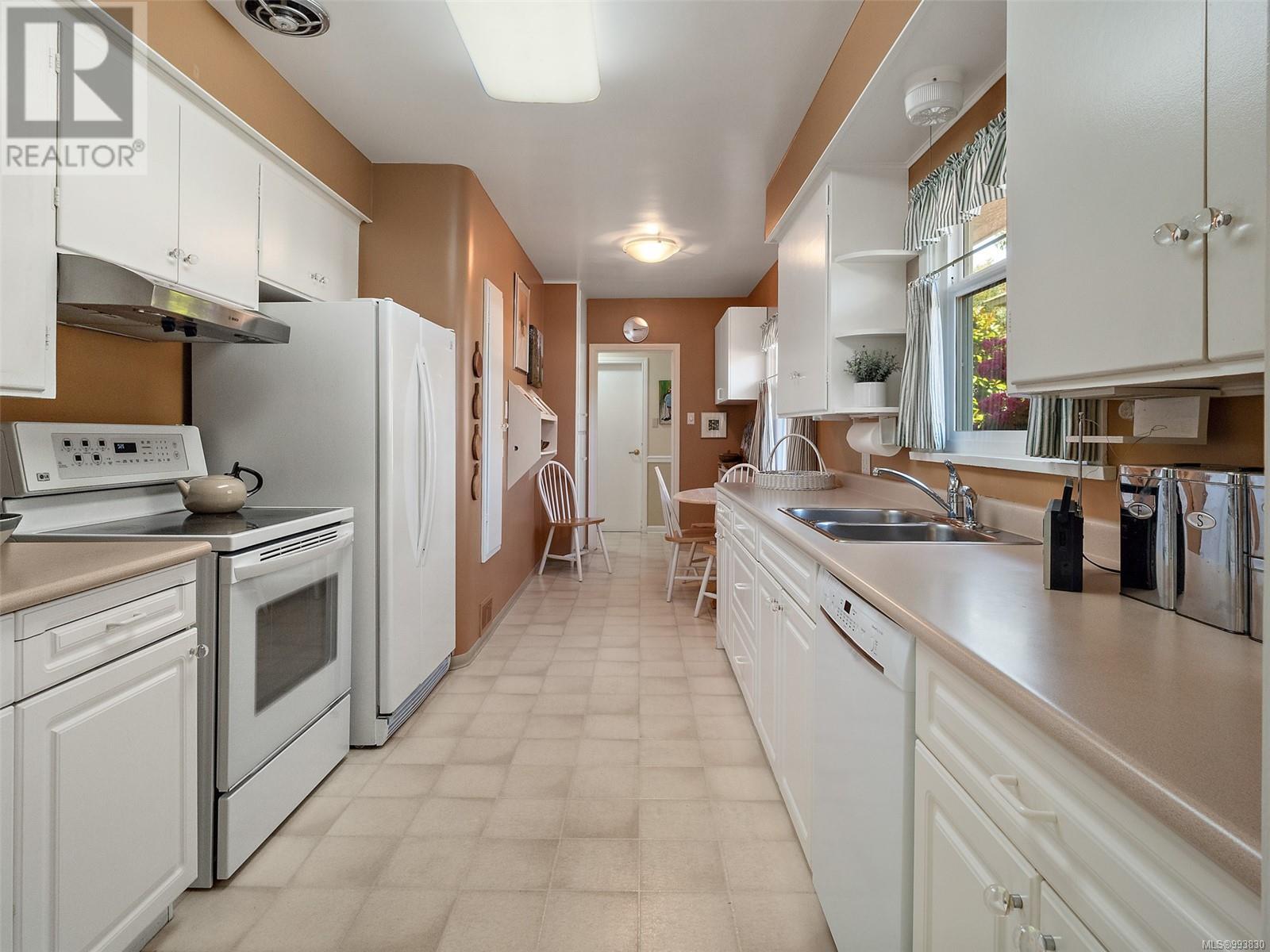 Photo 27 of 877 Island Rd, Oak Bay BC