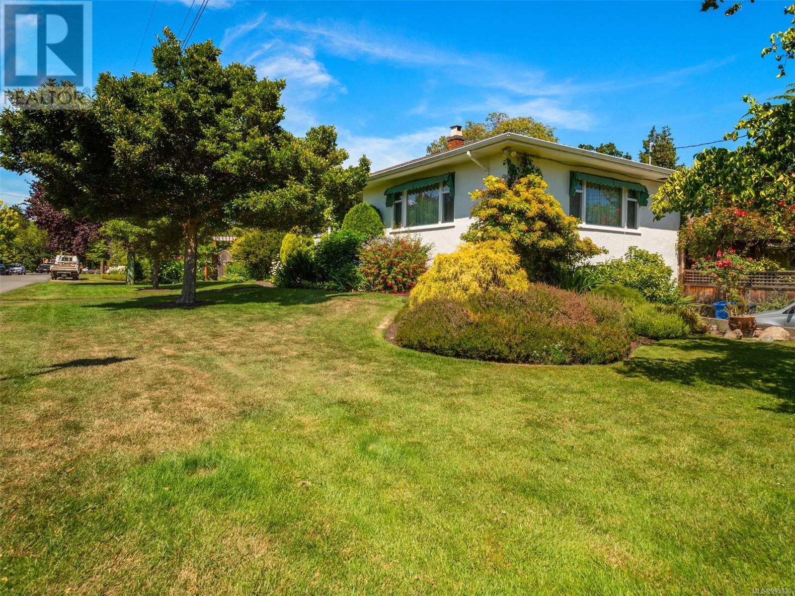 Photo 3 of 877 Island Rd, Oak Bay BC