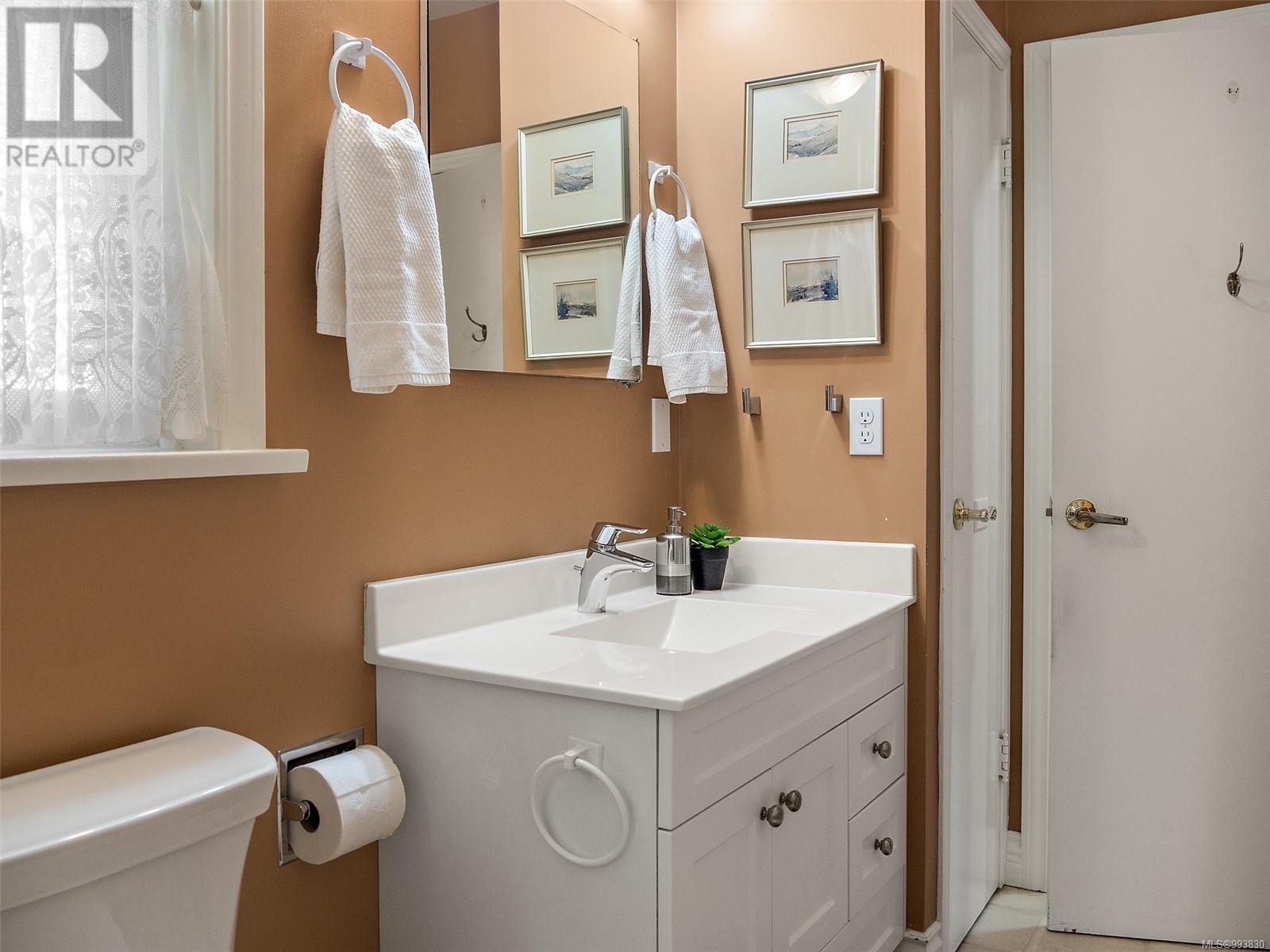 Photo 36 of 877 Island Rd, Oak Bay BC