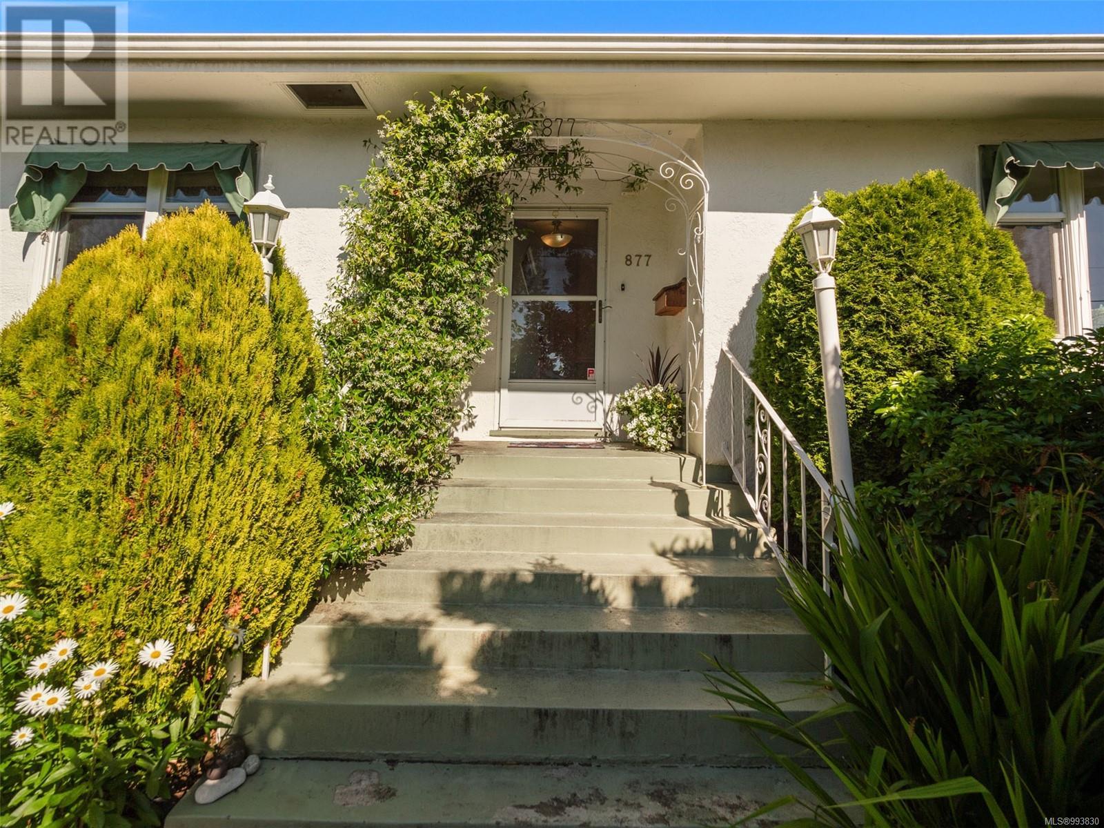 Photo 4 of 877 Island Rd, Oak Bay BC