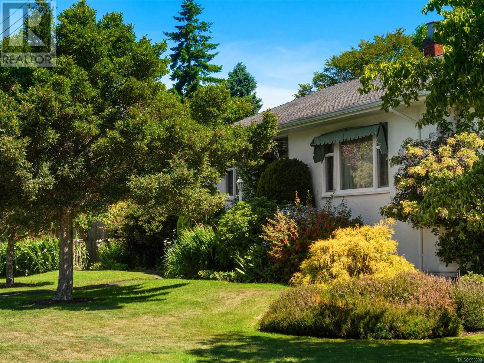 Photo 5 of 877 Island Rd, Oak Bay BC