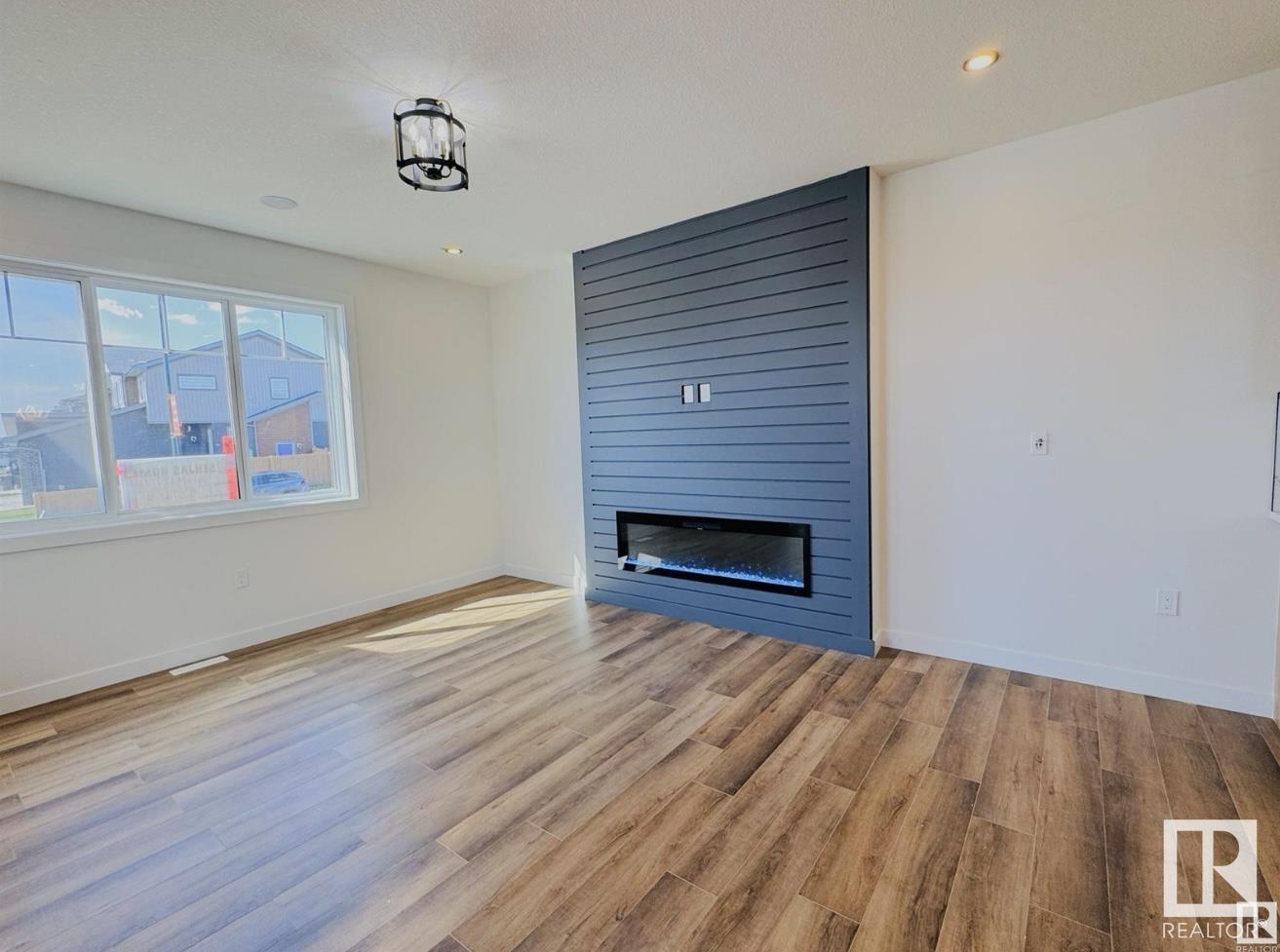Photo 2 of 742 Mattson Dr Sw, Edmonton AB