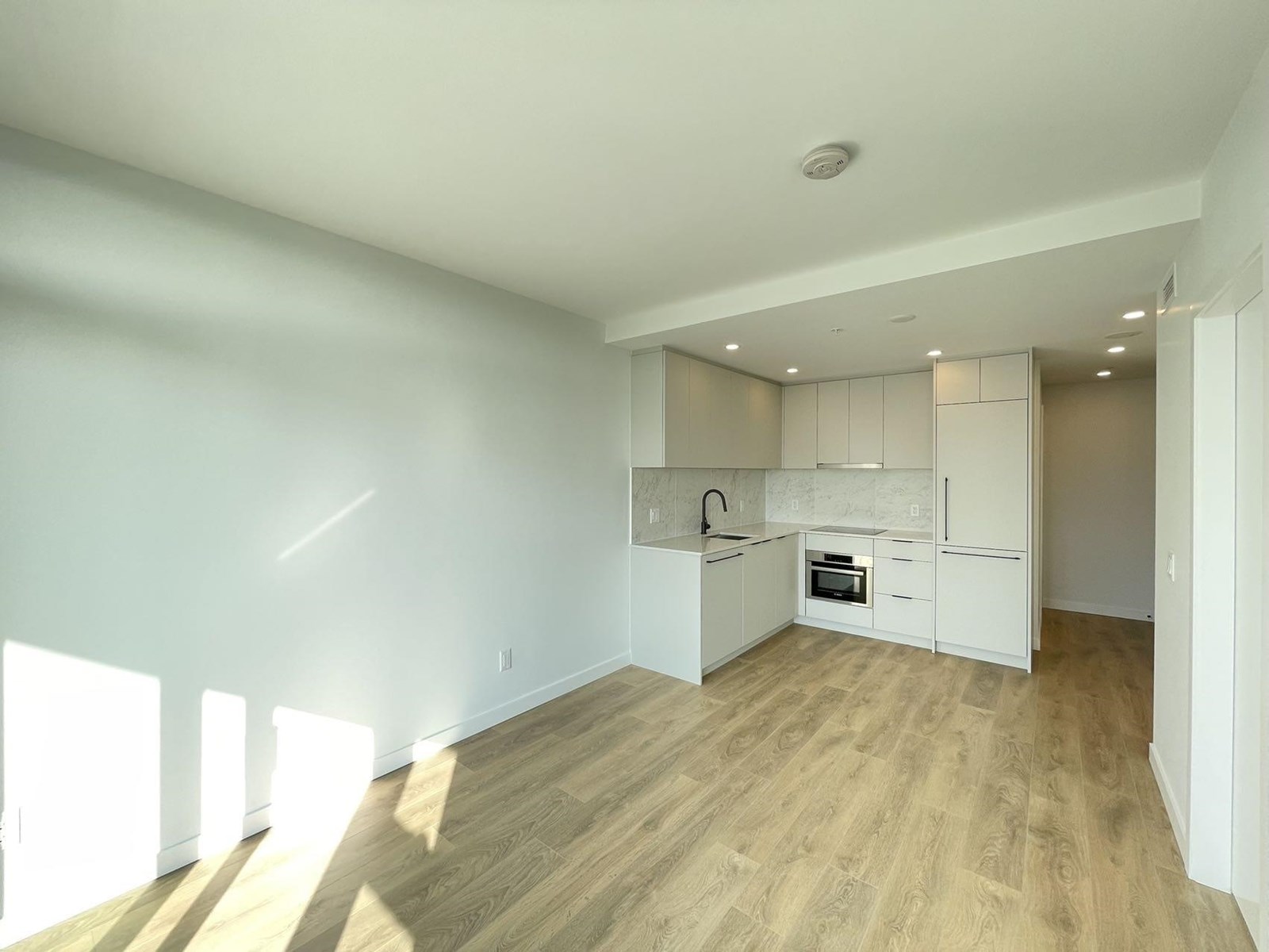 1806 13685 102 AVENUE, Surrey