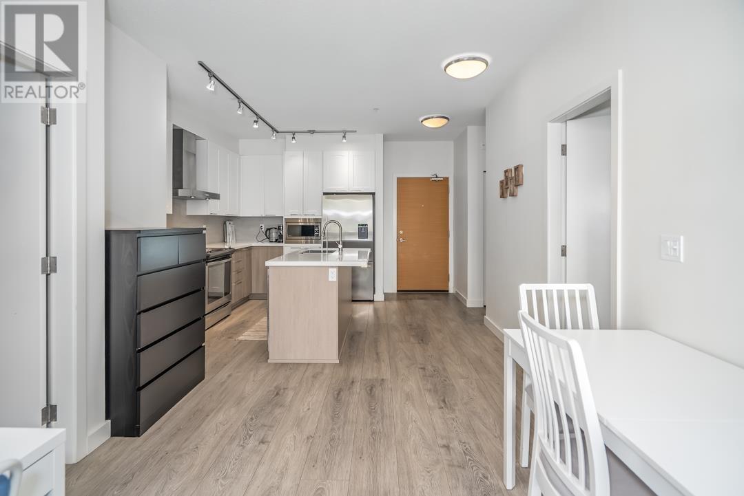 303 611 REGAN AVENUE, Coquitlam