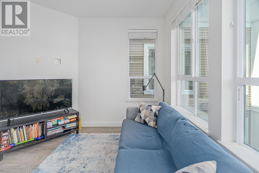 303 611 REGAN AVENUE, Coquitlam