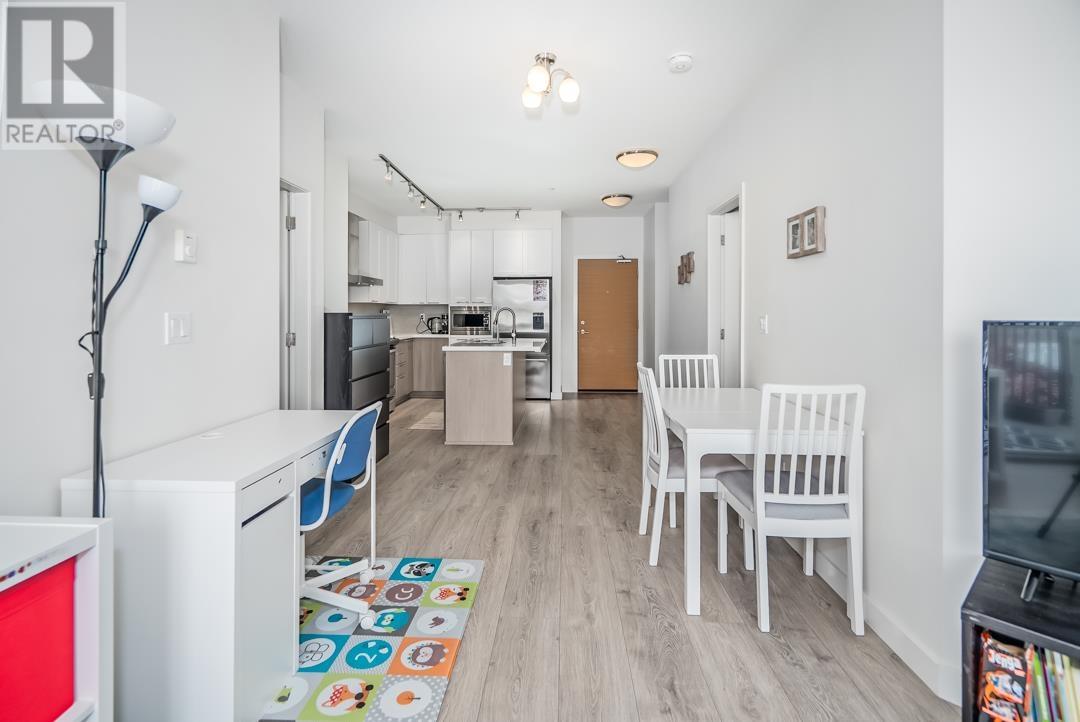 303 611 REGAN AVENUE, Coquitlam
