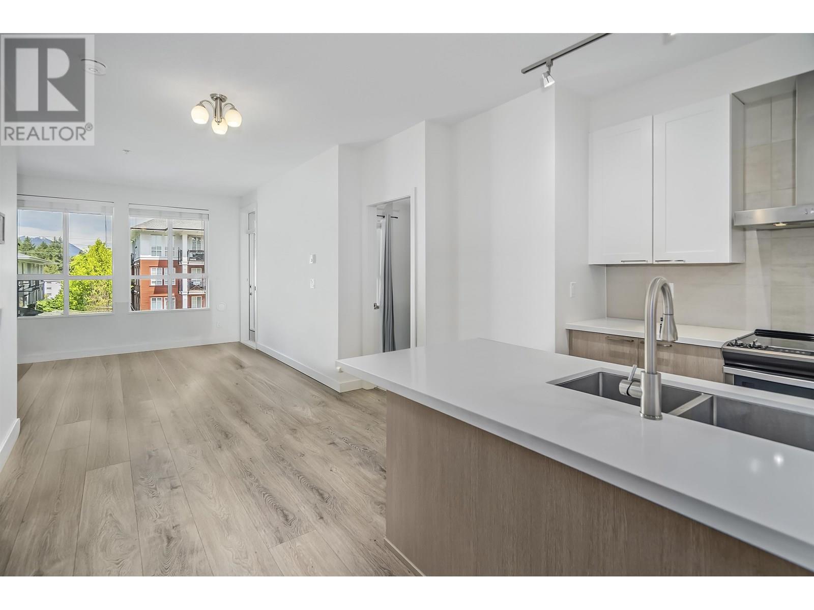 303 611 REGAN AVENUE, Coquitlam