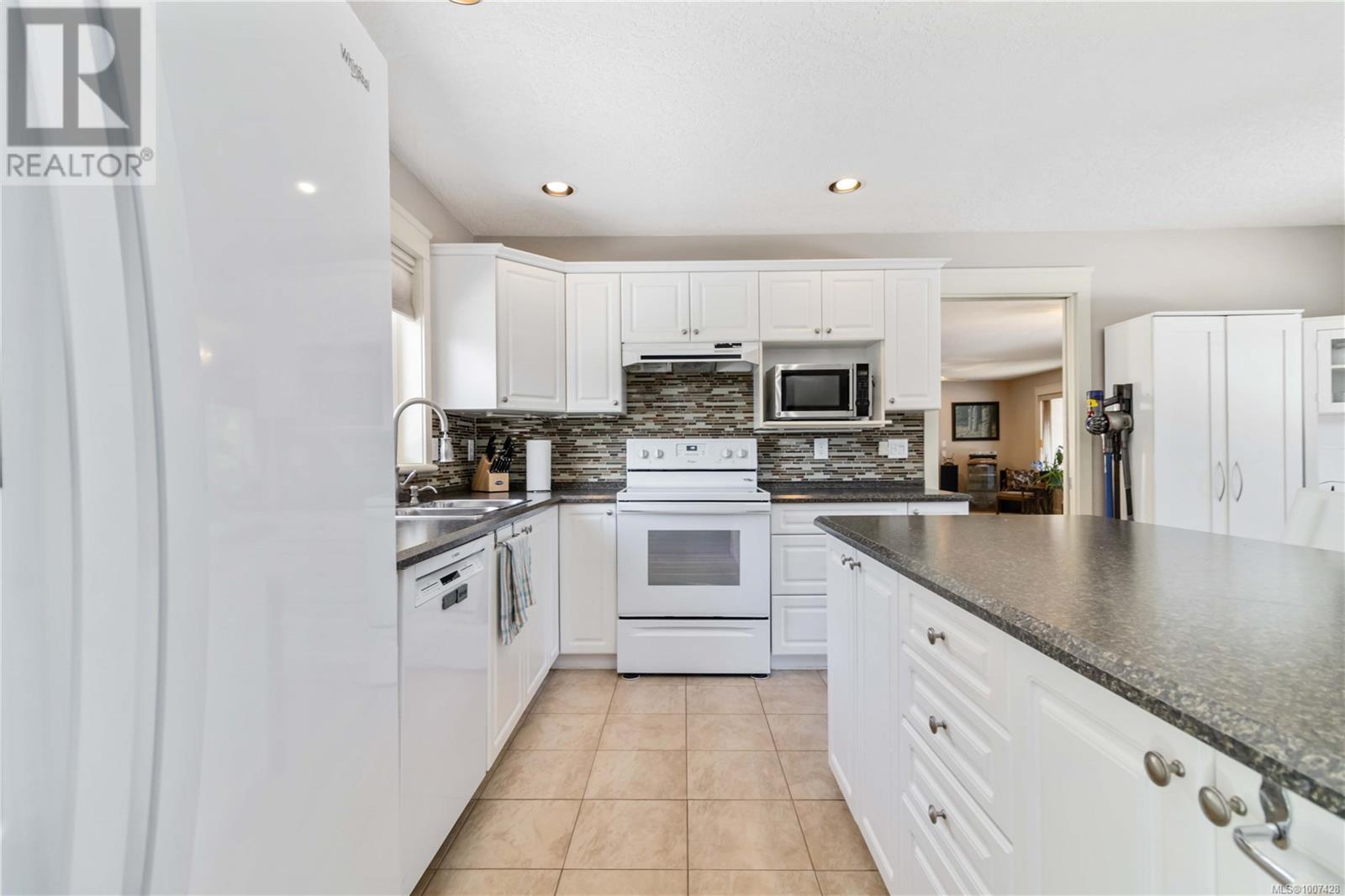 Photo 3 of 6260 Elaine Way, Central Saanich BC