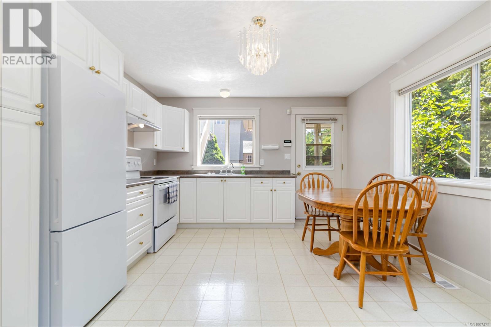 Photo 8 of 6260 Elaine Way, Central Saanich BC
