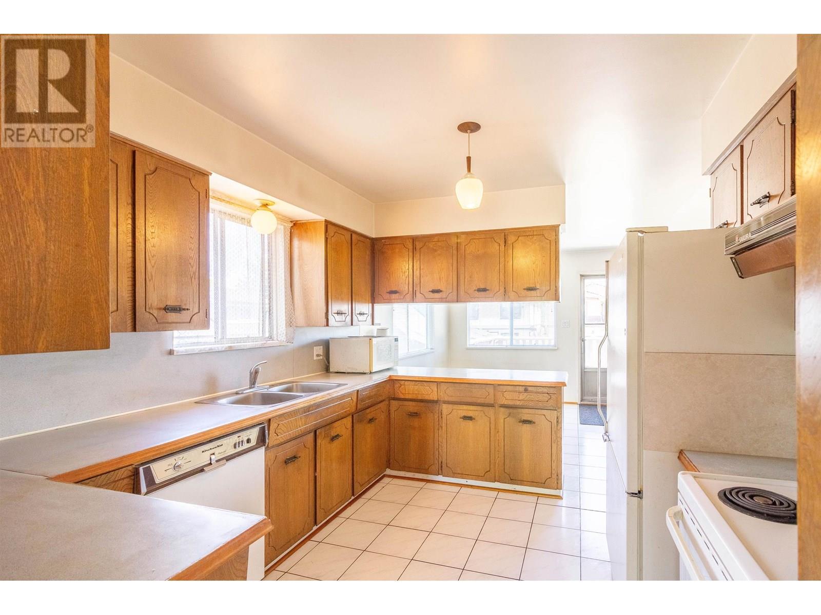 Photo 10 of 1260 Rossland Street, Vancouver BC