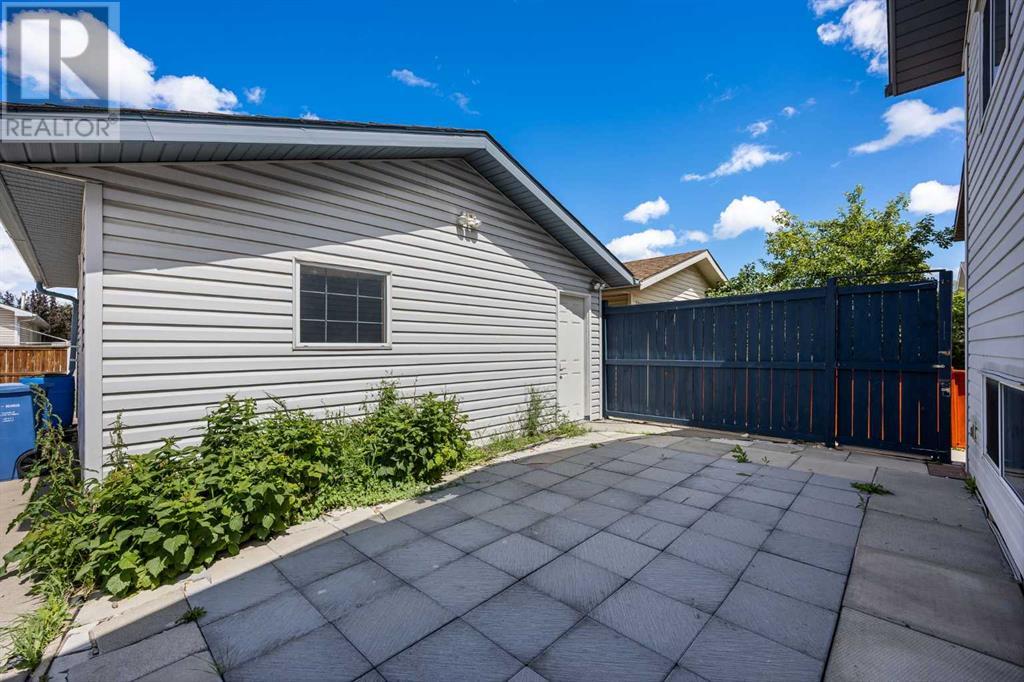 Single Family House Bi-level for Sale in  Applebrook Circle SE Applewood Park Calgary 