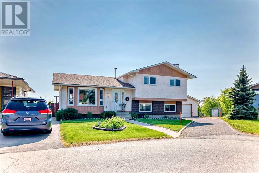 32 Radcliffe Bay SE, Calgary, Alberta