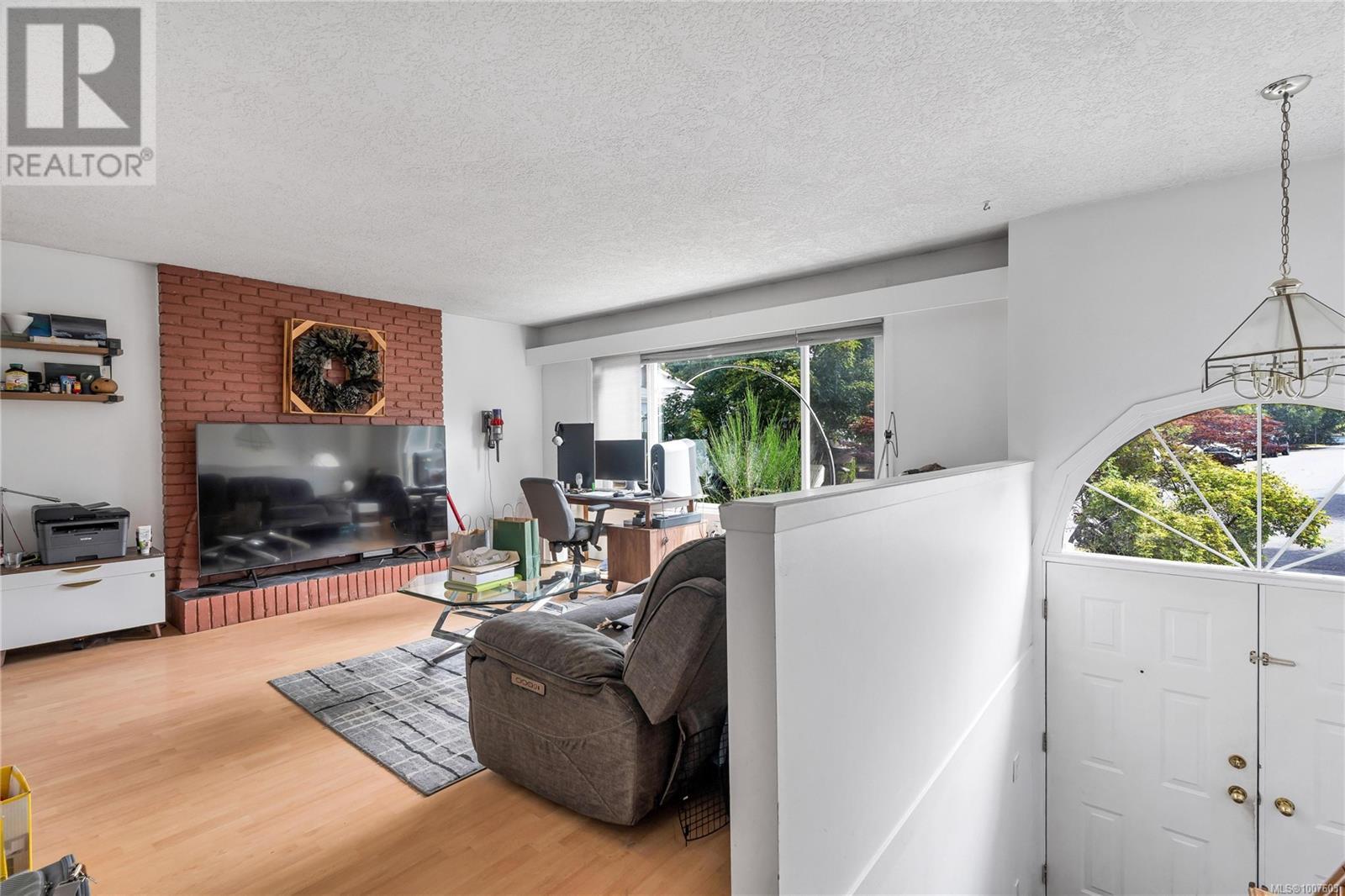 Photo 6 of 1587 Judoba Pl, Saanich BC