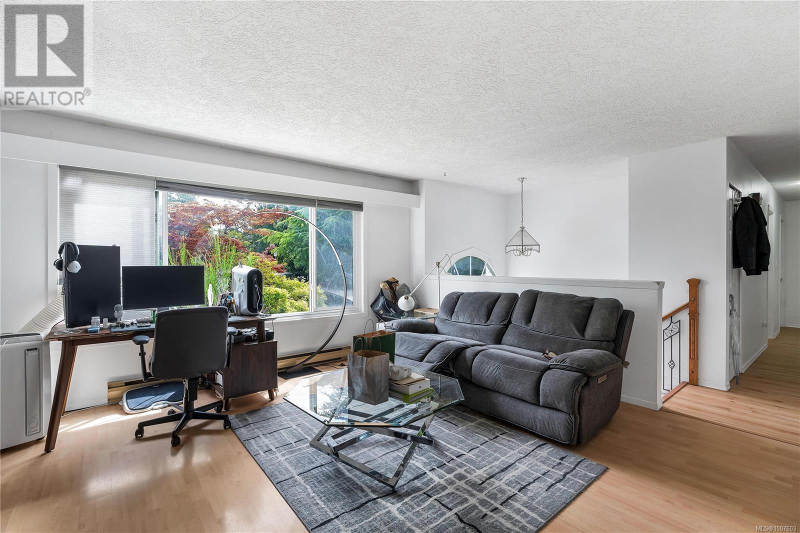 Photo 9 of 1587 Judoba Pl, Saanich BC