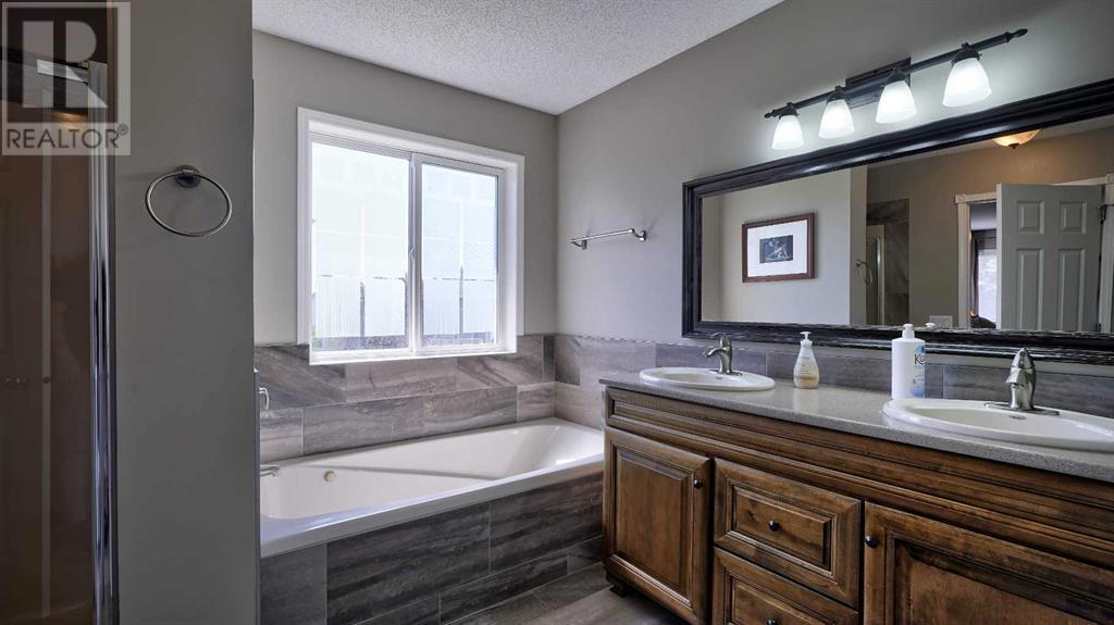 Single Family House for Sale in  Douglas Ridge Place SE Douglasdale/Glen Calgary 