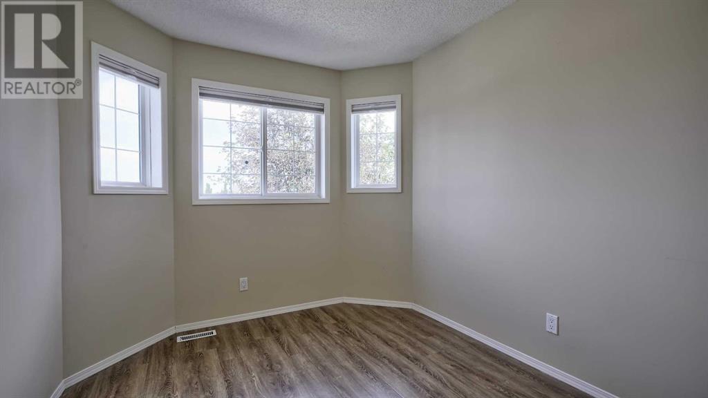 Single Family House for Sale in  Douglas Ridge Place SE Douglasdale/Glen Calgary 