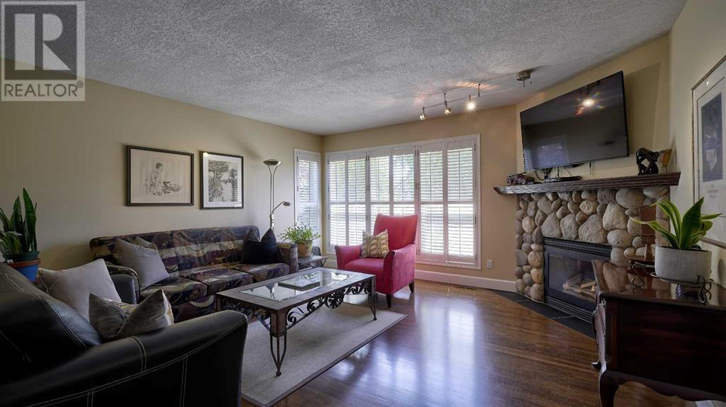 Single Family House for Sale in  Douglas Ridge Place SE Douglasdale/Glen Calgary 
