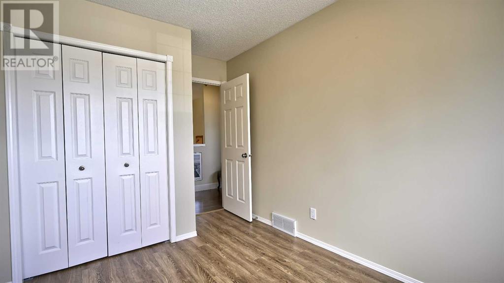 Single Family House for Sale in  Douglas Ridge Place SE Douglasdale/Glen Calgary 