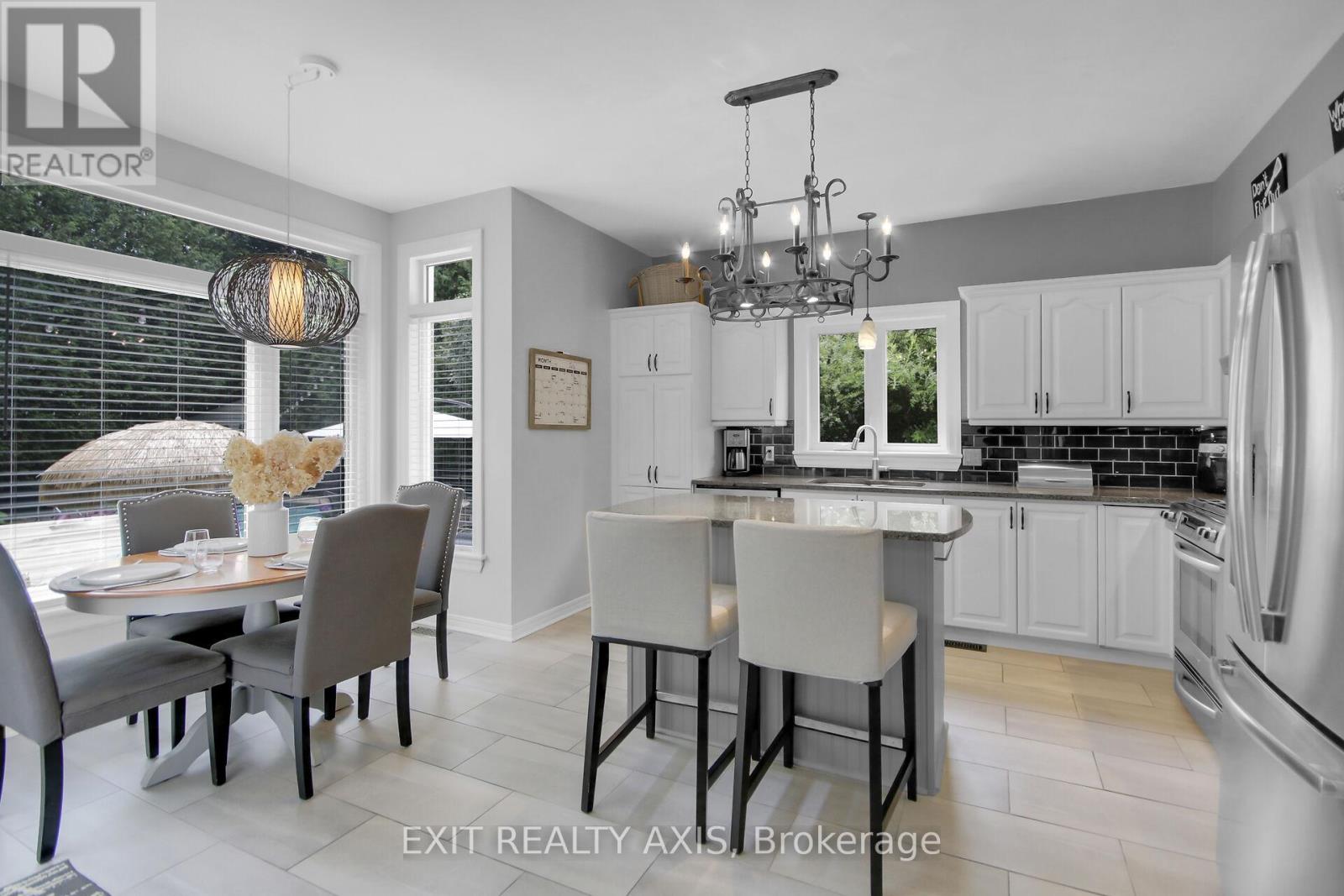 Photo 10 of 155 Longshire Circle, Ottawa ON