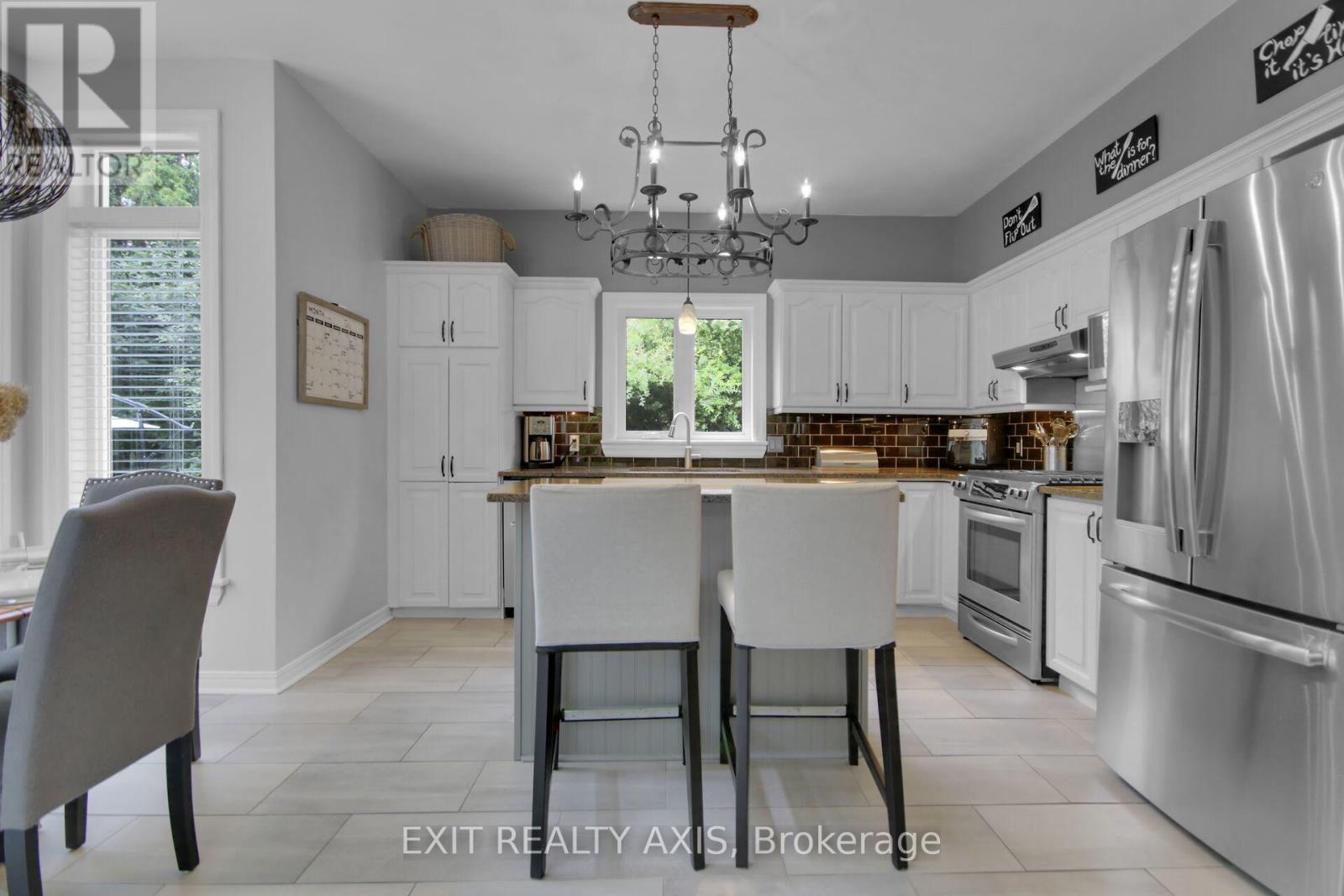 Photo 11 of 155 Longshire Circle, Ottawa ON
