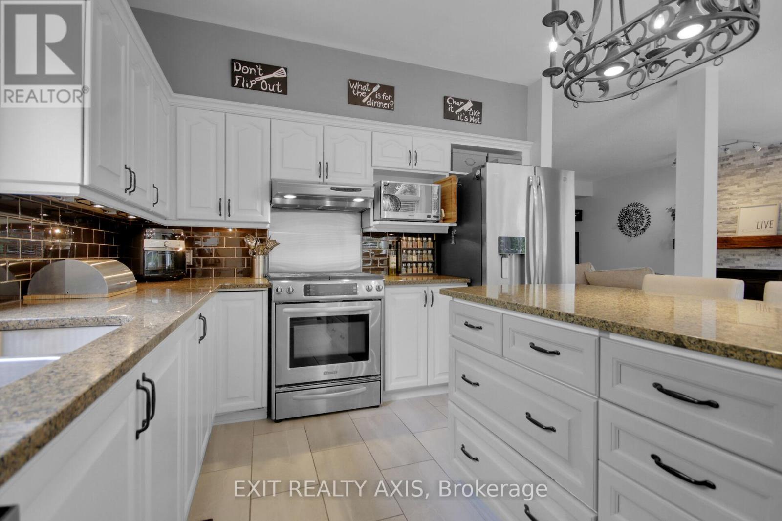 Photo 14 of 155 Longshire Circle, Ottawa ON