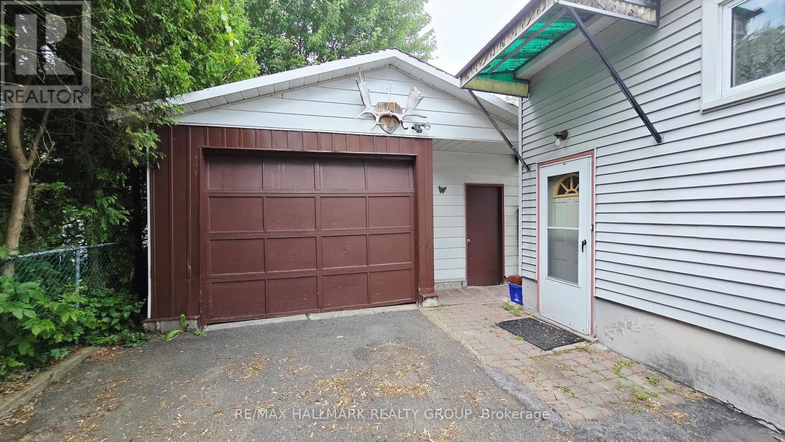 Oversized single car garage (20' x 19'4\" interior)