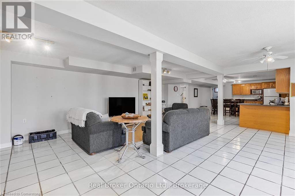 Photo 12 of 266 Sumach Drive, Burlington ON