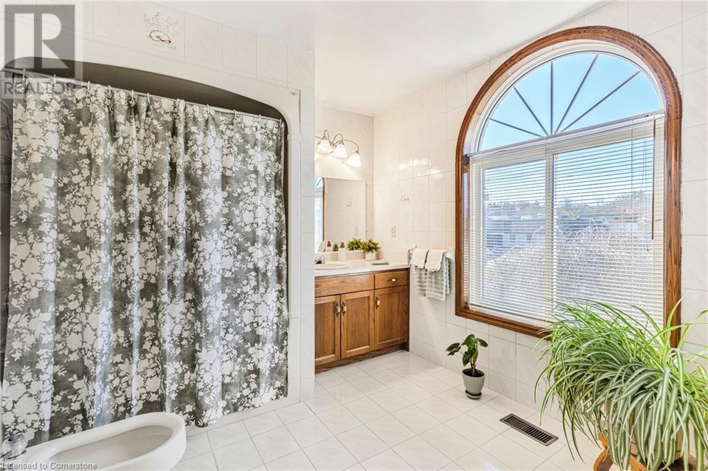 Photo 11 of 266 Sumach Drive, Burlington ON