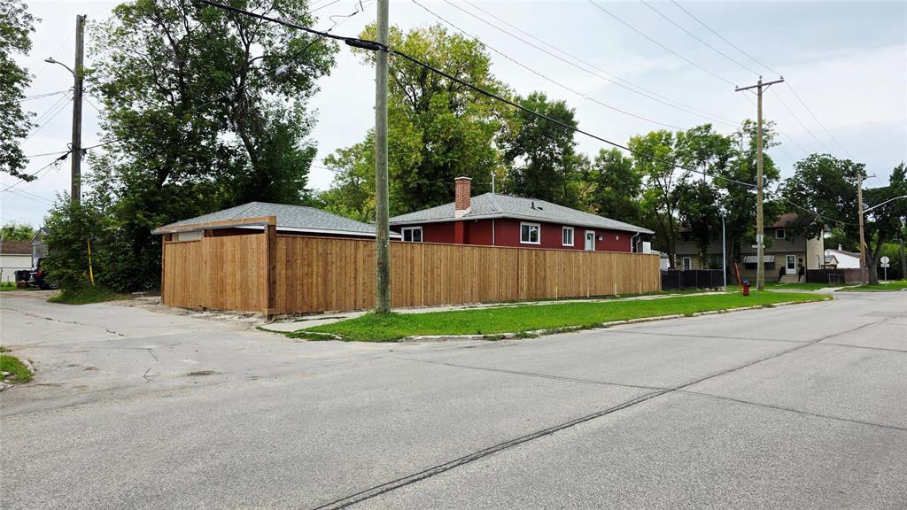 Photo 31 of 558 Regent Avenue E, Winnipeg MB