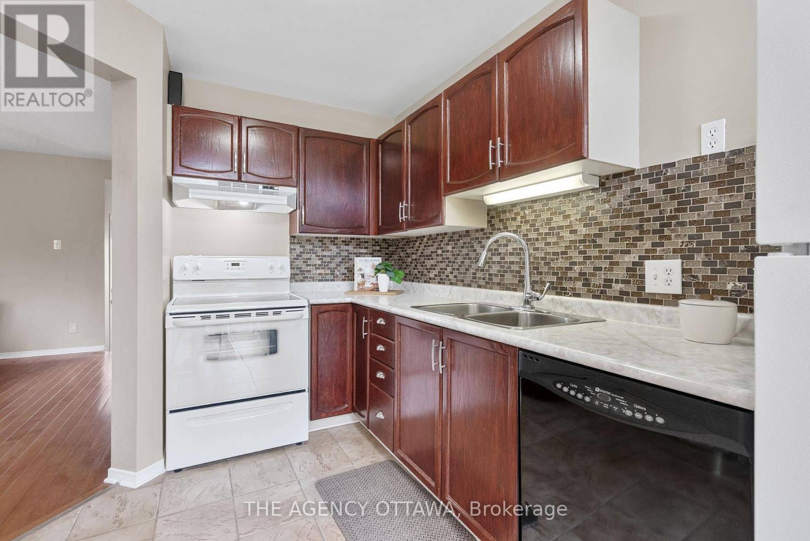 Photo 26 of 55 Springcreek Crescent, Ottawa ON