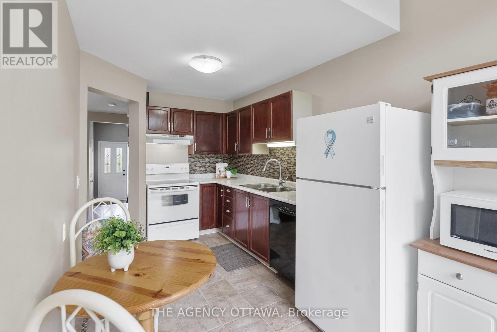 Photo 23 of 55 Springcreek Crescent, Ottawa ON