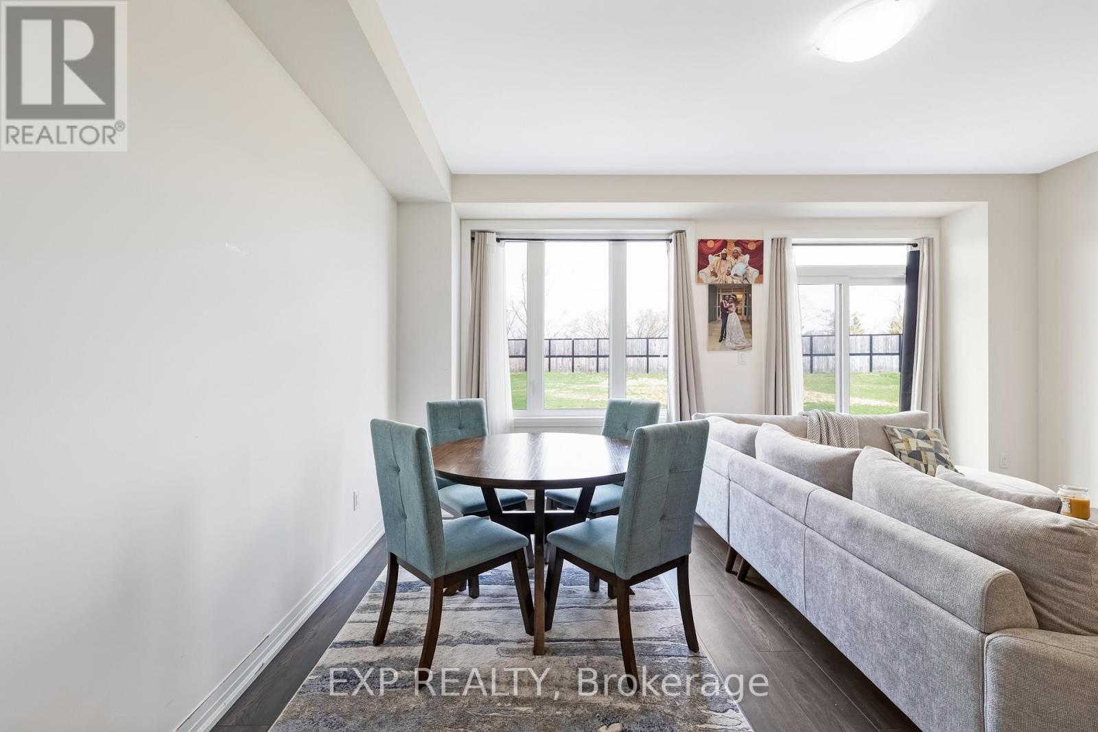 Photo 11 of 122 Turnberry Lane, Barrie ON