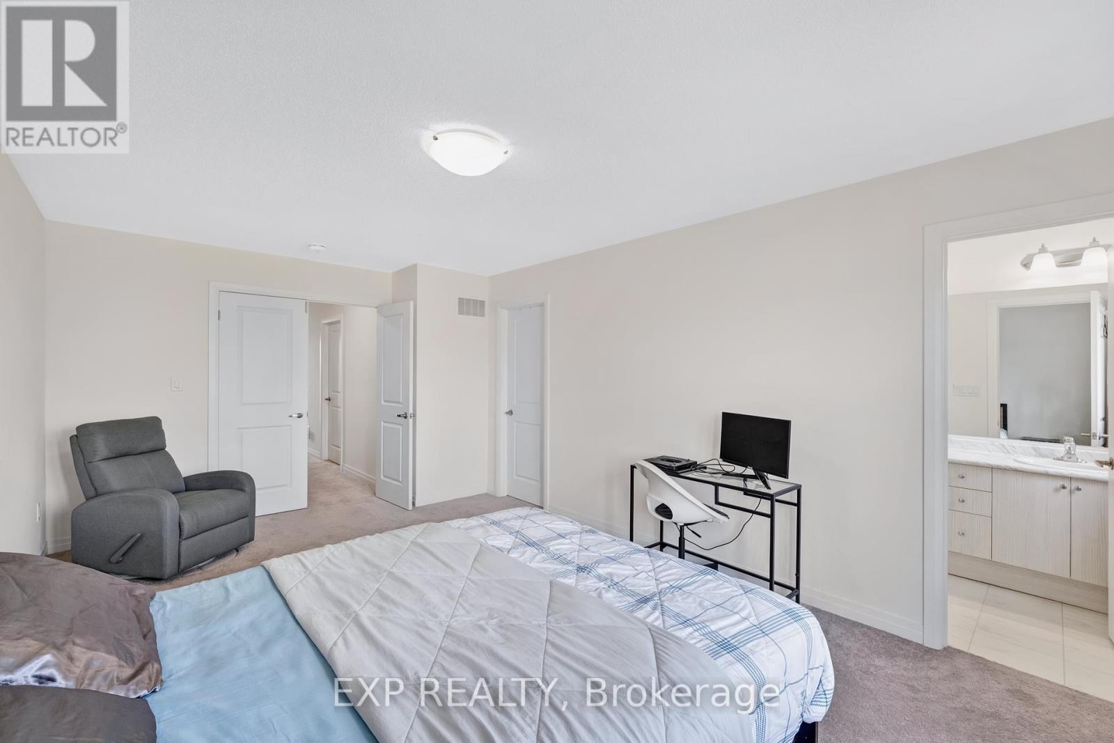 Photo 40 of 122 Turnberry Lane, Barrie ON