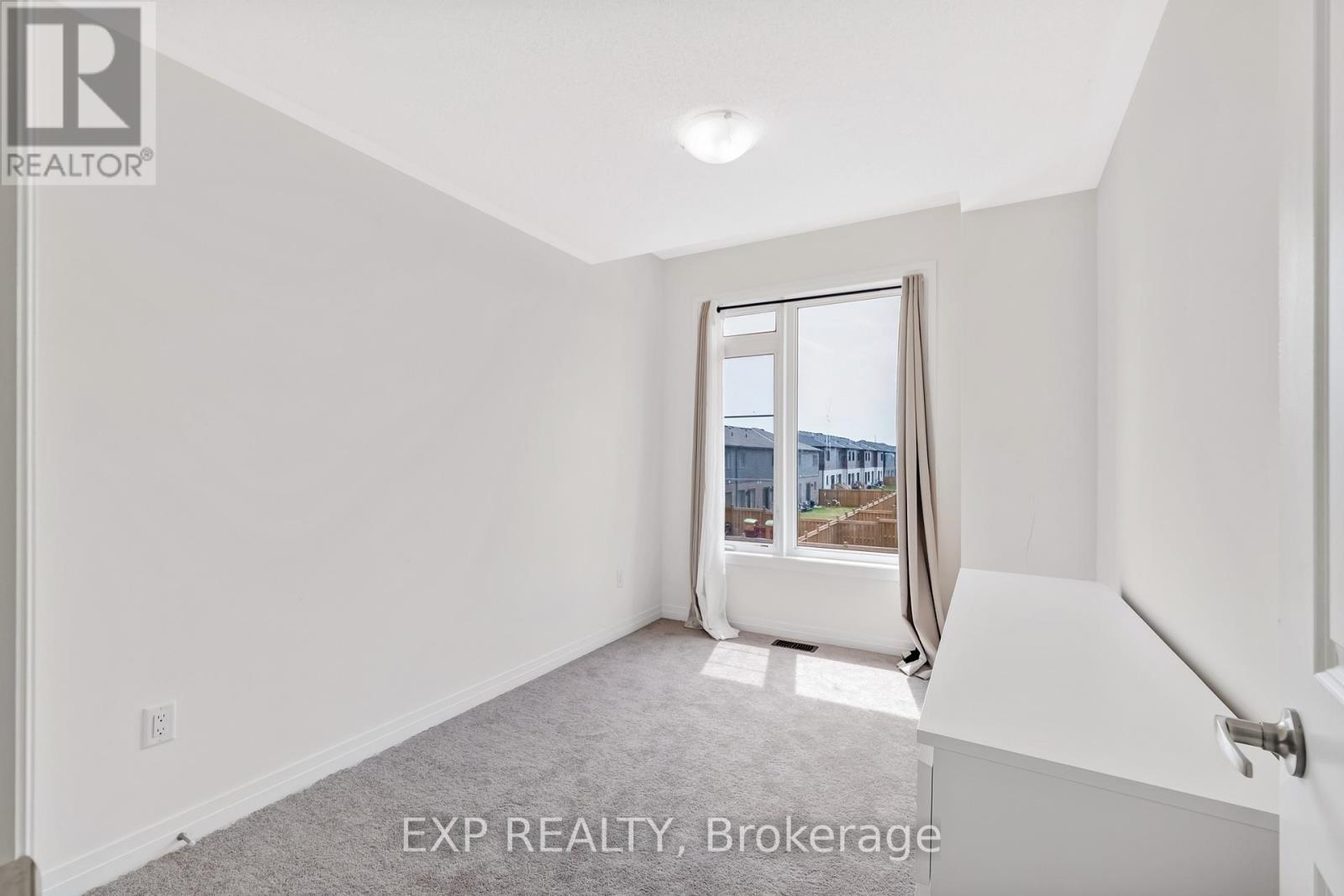 Photo 3 of 122 Turnberry Lane, Barrie ON