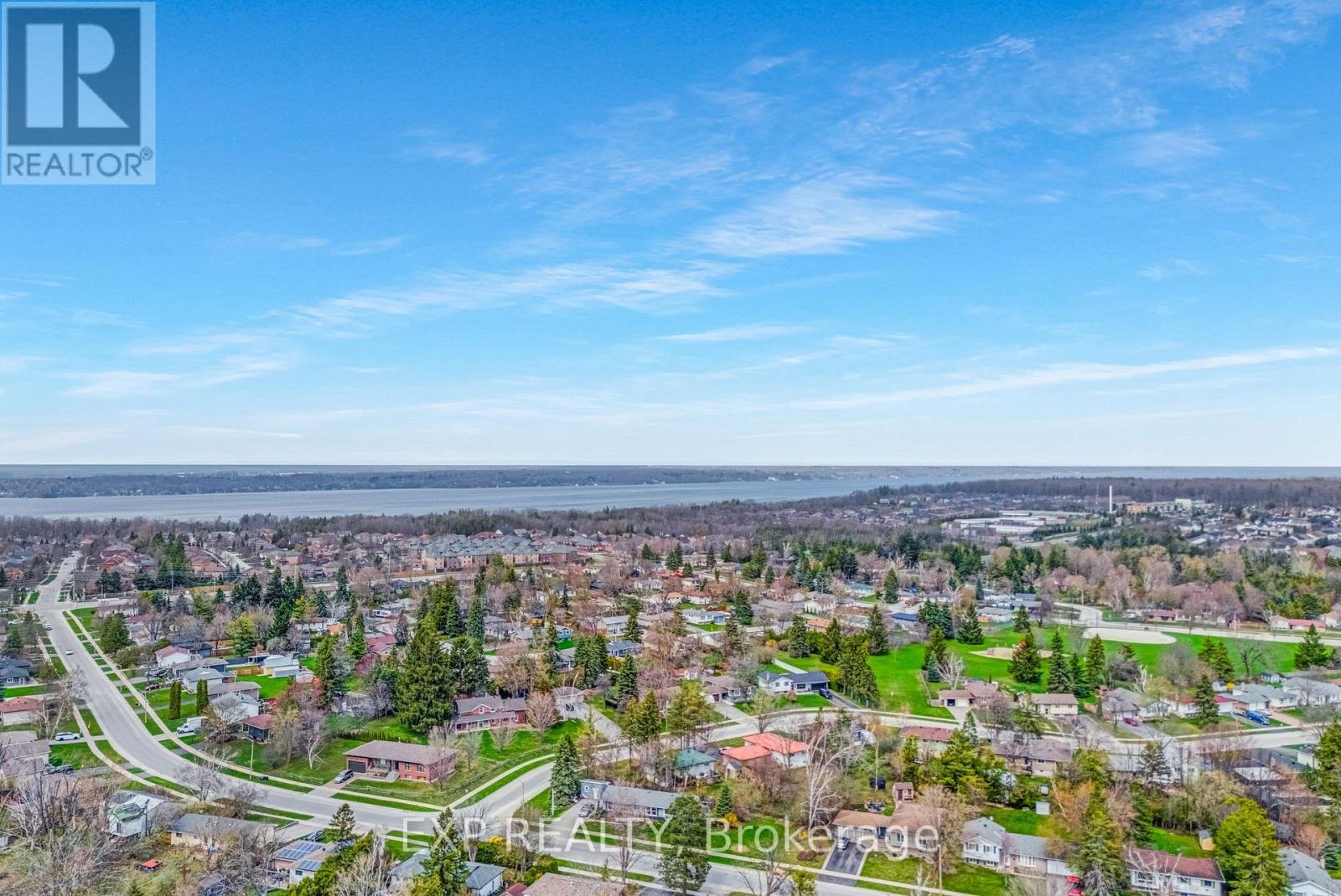 Photo 17 of 122 Turnberry Lane, Barrie ON